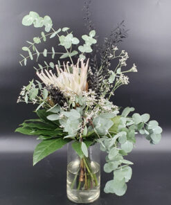 Stylischer Strauß in schwarz-weiß mit Protea