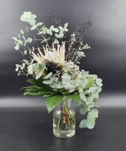 Stylischer Strauß in schwarz-weiß mit Protea