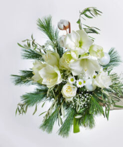 Locker gebundener Strauß mit roten Rosen und Lilien