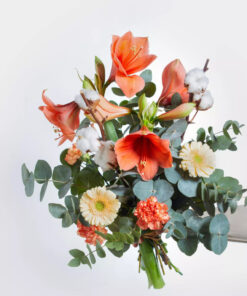 Gestaffelt gebundener Strauß in Apricot mit Amaryllis