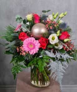 Knallig bunter Strauß, weihnachtlich dekoriert