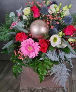 Knallig bunter Strauß, weihnachtlich dekoriert