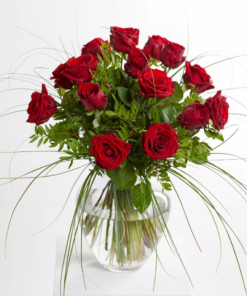 Locker gebundener Strauß mit roten Rosen und Gräsern